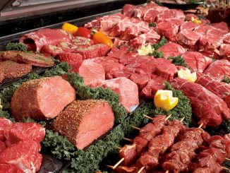 Un présentoir de viande dans une épicerie. Alors que la part de l'agriculteur dans le prix de détail a diminué, Gracey se demande ce que cela signifie pour l'industrie. Photo : Bœuf canadien